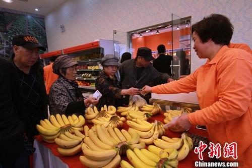 資料圖：市民選購水果。<a target='_blank' href='http://www.chinanews.com/'>中新社</a>記者 張道正 攝